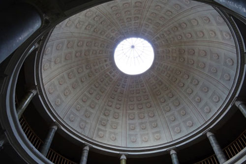9. Přirozené světlo v knihovně zajišťuje tzv. lucerna v kupoli rotundy.